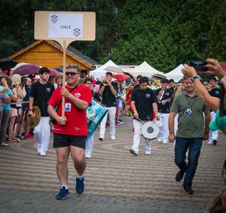 Barwny korowód z okazji TKB przeszedł przez Wisłę